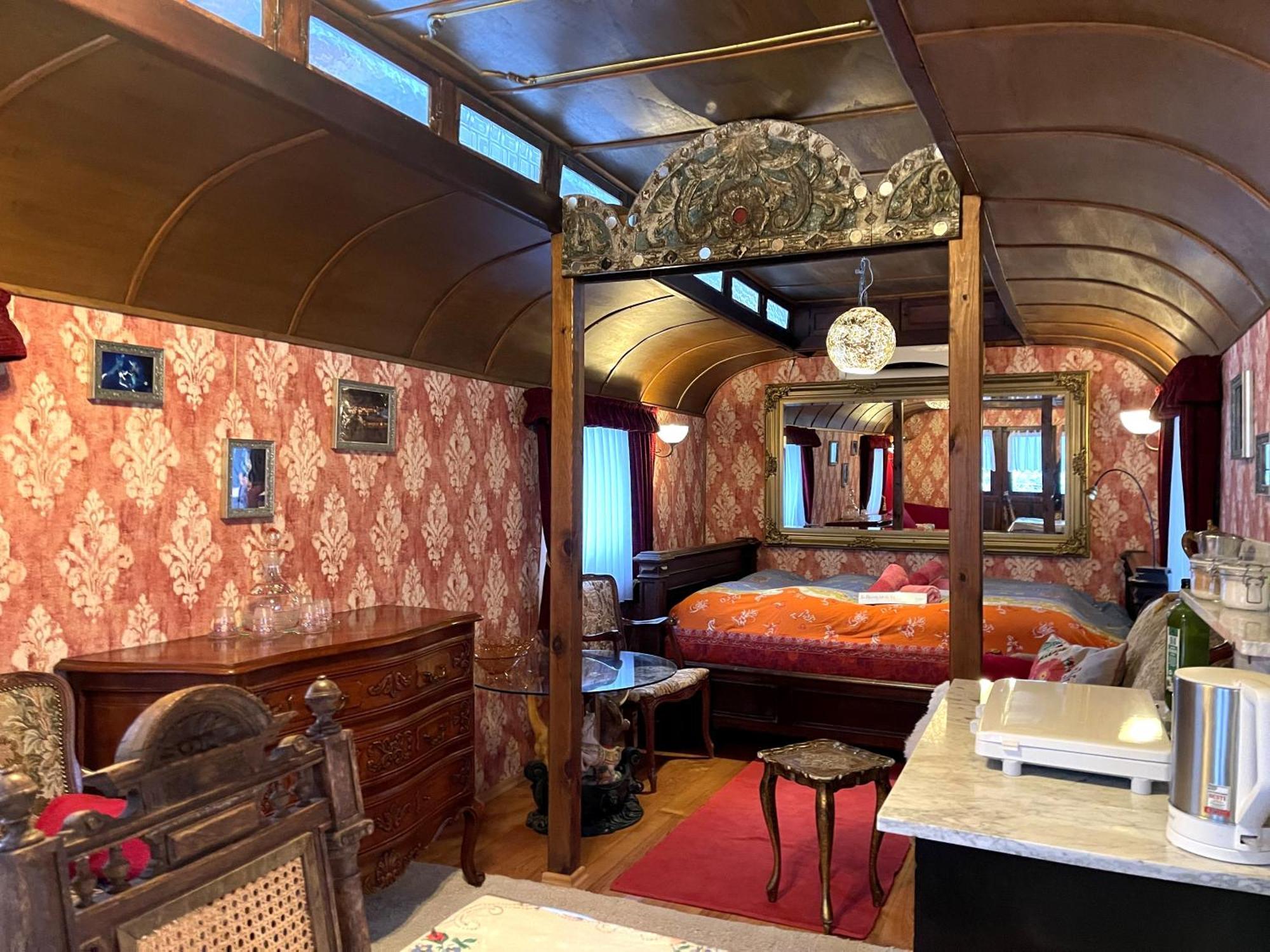 Historischer Zirkuswagen Mit Terrasse Und Blick Ins Gruene Witzenhausen Εξωτερικό φωτογραφία